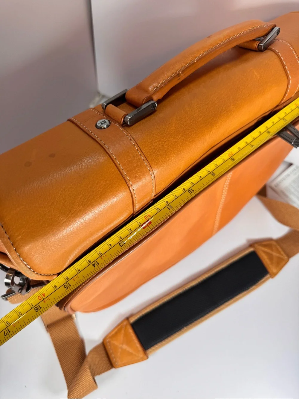 Great condition Kenneth Cole Colombian Leather Messenger Briefcase Portfolio Bag